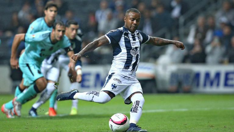 Dorlan Pabón dirige el balón durante el juego contra Santos