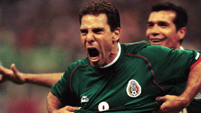 García Aspe festeja un gol con la Selección Mexicana