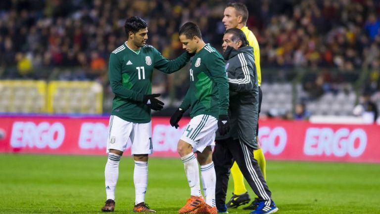 Javier Hernández sale de la cancha por lesión