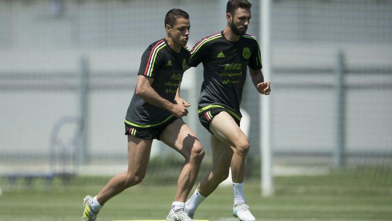 Chicharito y Layún, durante un entrenamiento con el  Tri 