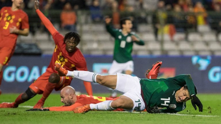 Chicharito en el momento de recibir una falta 