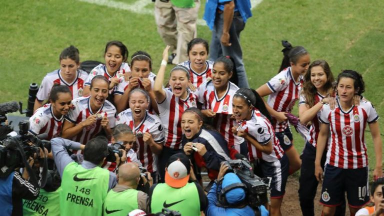 Las jugadoras de Chivas celebrando tras amarrar su pase a la Final