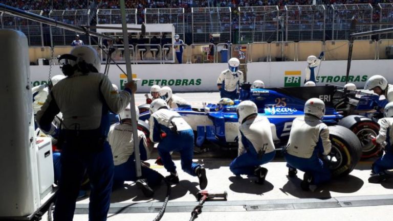 El Staff de Sauber cambia una llanta durante el GP de Brasil