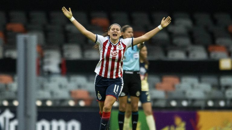 Norma Palafox celebra triunfo de Chivas en Azteca