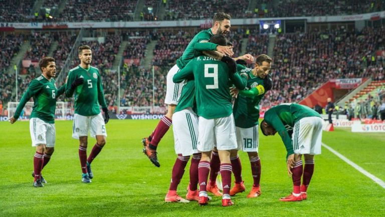 Los jugadores del Tri celebran el gol de Jiménez