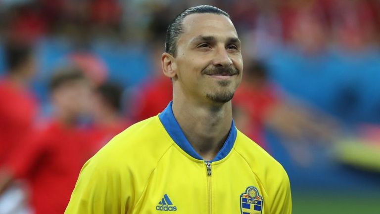 Zlatan sonríe durante un juego con Suecia