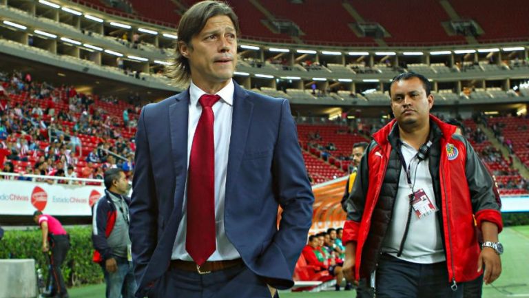 Almeyda caminando en el Estadio Chivas