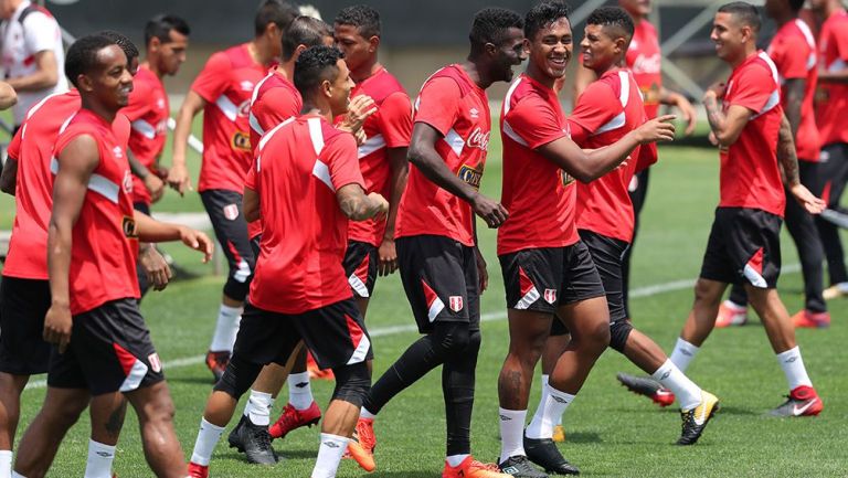 Jugadores de Perú entrenan para enfrentar a Nueva Zelanda