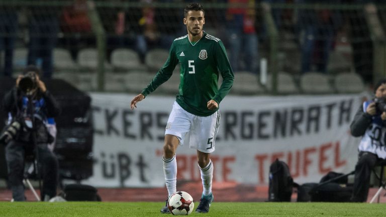 Reyes conduce el balón en el duelo vs Bélgica 