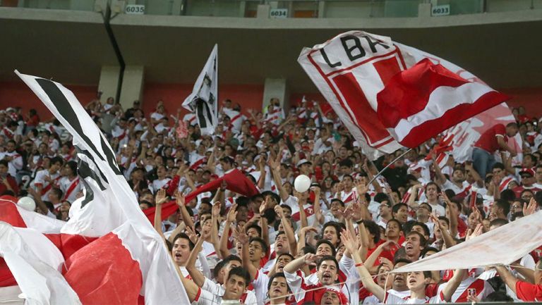 Aficionados de Perú en duelo contra Nueva Zelanda