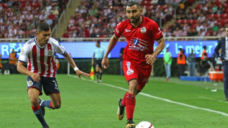 Amaury Escoto dirige el balón frente a Orbelin Pineda