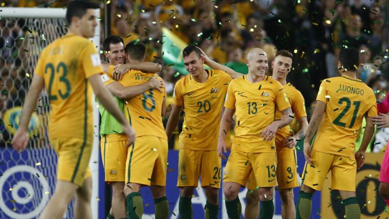 Jugadores de Australia celebran un gol en el repechaje para Rusia 2018