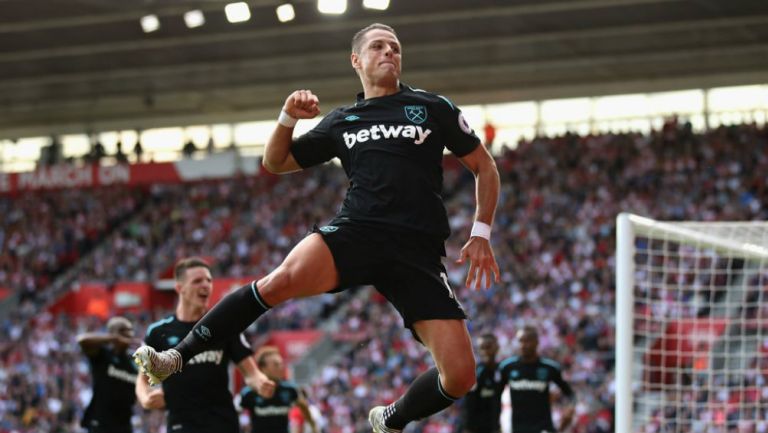 Javier Hernández festeja un gol con el West Ham United