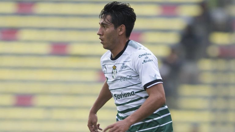 Walter Gael Sandoval disputa un juego con Santos Laguna