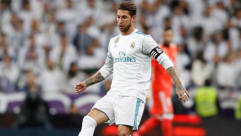 Sergio Ramos controla el balón en un duelo con el Real Madrid
