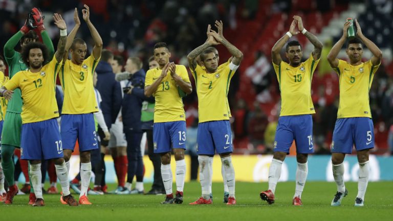 Jugadores de Brasil aplauden a la tribuna en Wembley