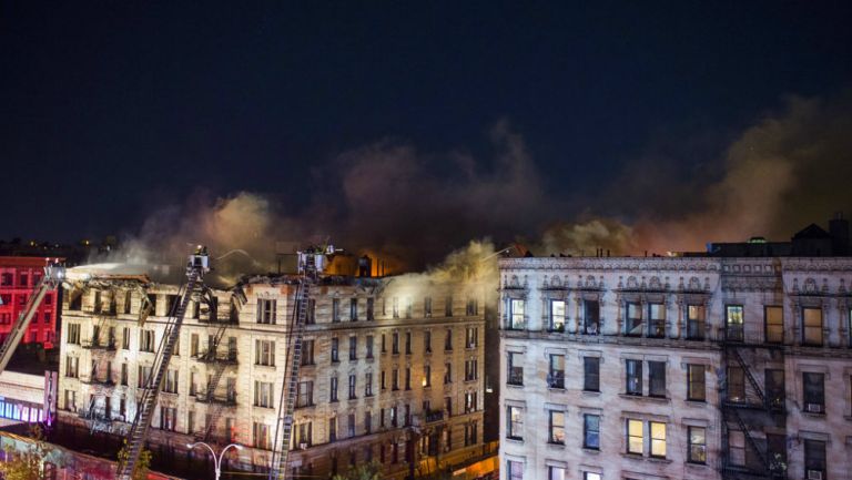 Fuerte incendio en un edificio de departamentos en  Manhattan
