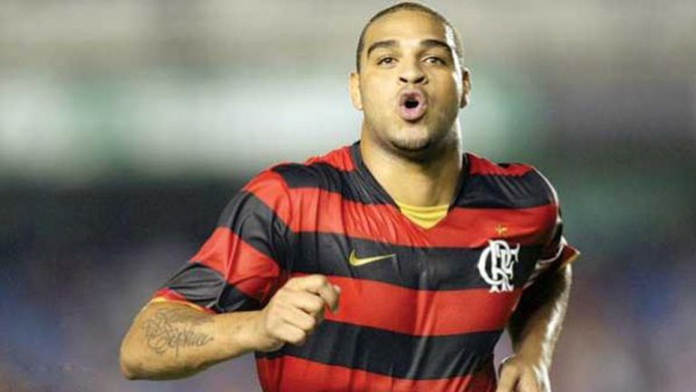 Adriano celebra una anotación con el Flamengo 