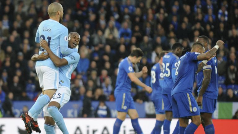 Silva celebra con Fernandinho la anotación de Gabriel Jesus 