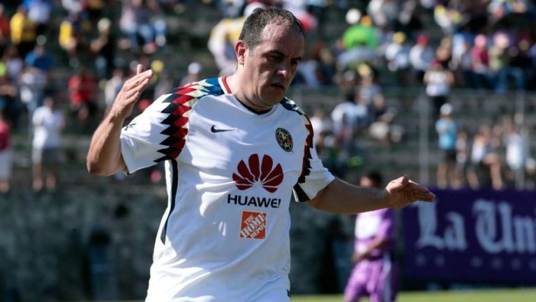 Cuauhtémoc Blanco celebrando uno de sus goles en el juego de leyendas por las víctimas del 19S