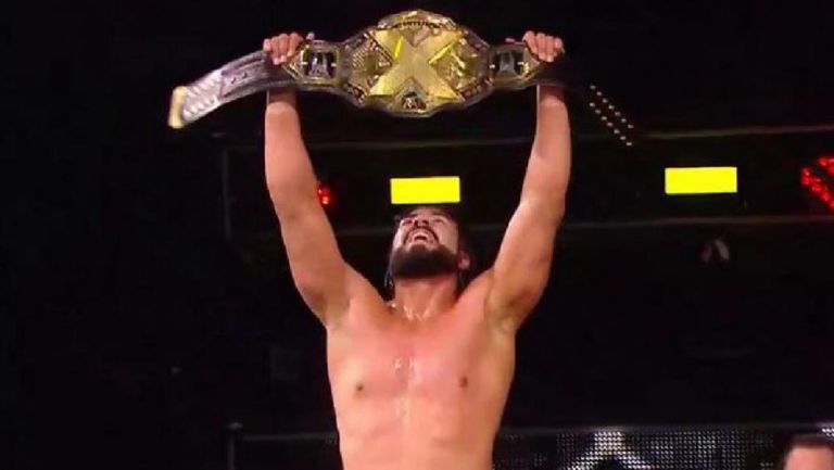 Andrade Cien Almas levanta el cinturón de Campeón de NXT