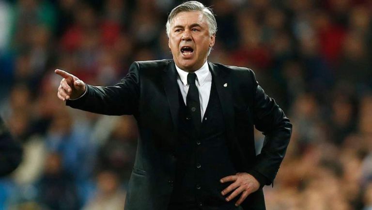 Carlo Ancelotti da indicaciones a sus jugadores 