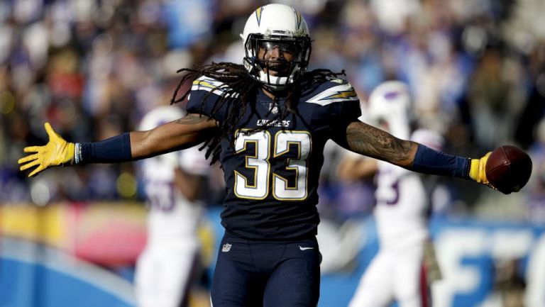 Tre Boston celebra luego de conseguir una intercepción  