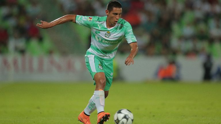 Gael Sandoval controla el balón en un juego con Santos Laguna