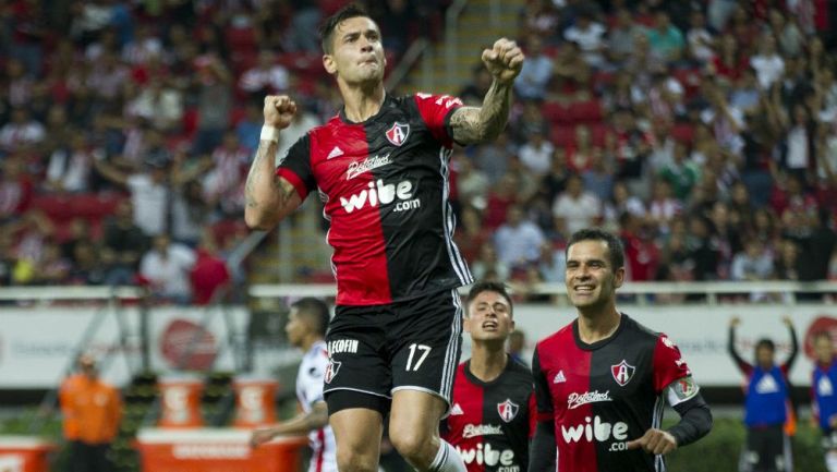 Milton Caraglio, en festejo de gol contra Chivas