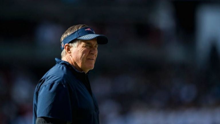 Bill Belichick en la cancha del Estadio Azteca