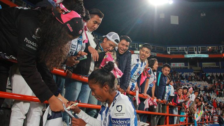 Karla Nieto le firma autógrafos a los aficionados