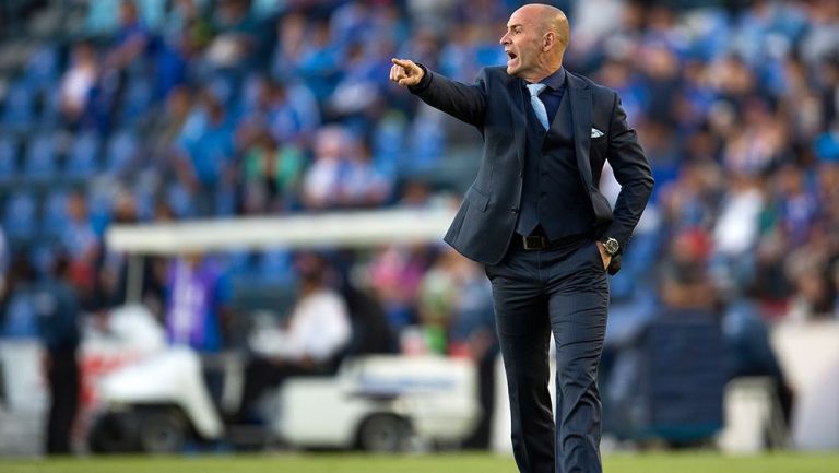 Paco Jémez da indicaciones en juego con Cruz Azul 