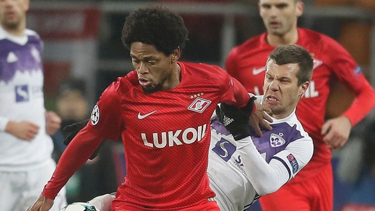 Luiz Adriano (izq) pelea el balón con Damjan Bohar (der)