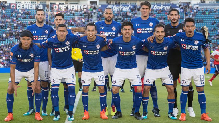 Once titular de Cruz Azul posa para las cámaras