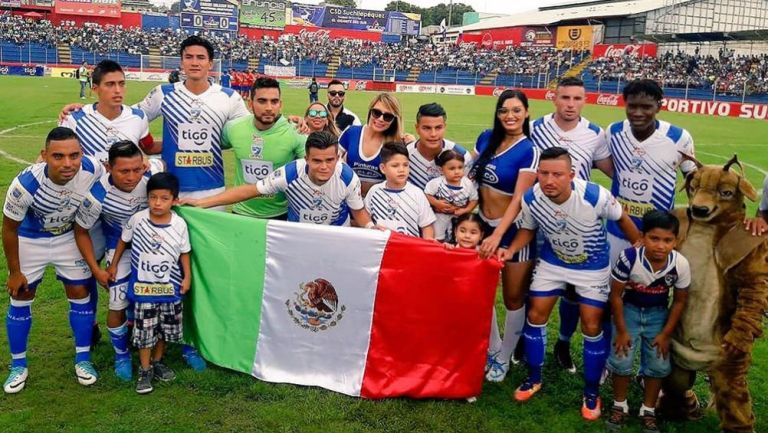 Once titular del Suchitepéquez de Guatemala muestra una bandera mexicana