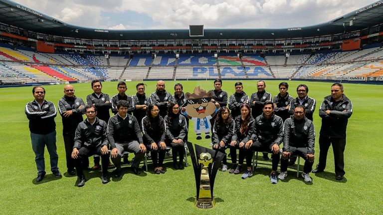 El equipo de redes sociales de Pachuca posa en el Hidalgo 