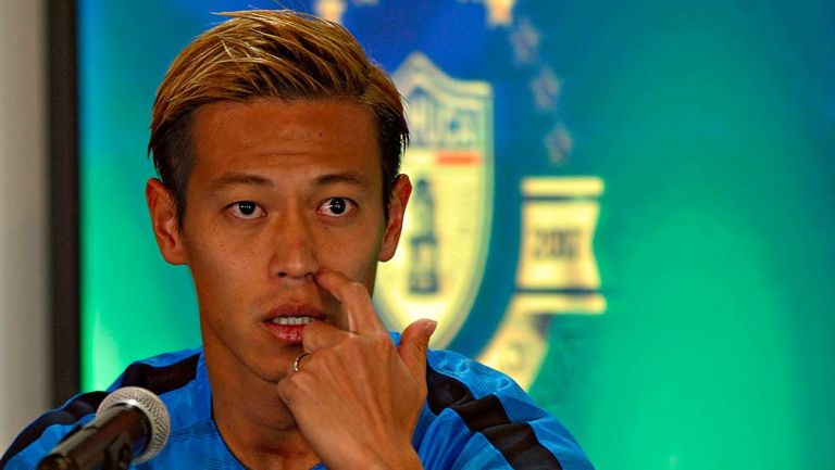 Keisuke Honda atiende a los medios en conferencia de prensa