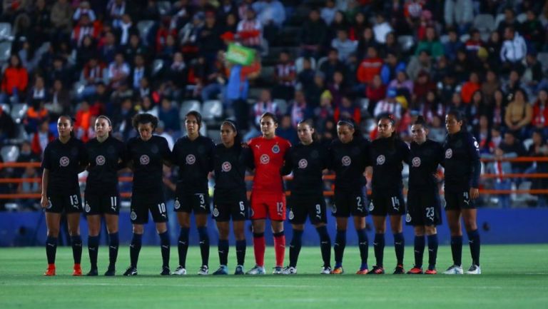 Las jugadoras de ChIvas Femenil previo al juego frente a Pachuca