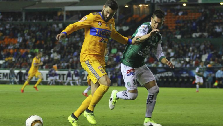 Gignac y Álvaro Ramos disputan el balón en el juego de Ida