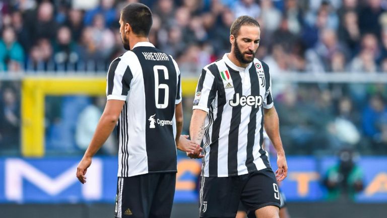 Higuaín y Khedira, durante el juego entre Juventus y Barcelona