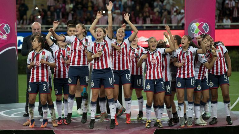 Chivas festeja título de Liga MX Femenil