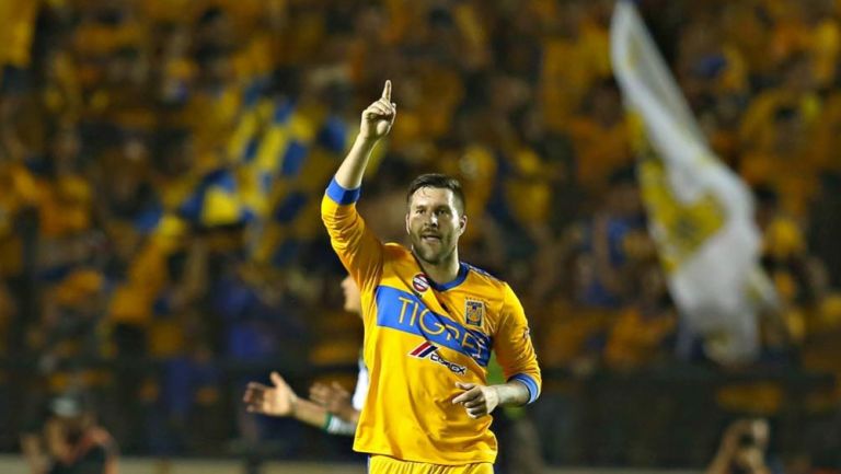 André Pierre Gignac celebrando su tanto frente a León