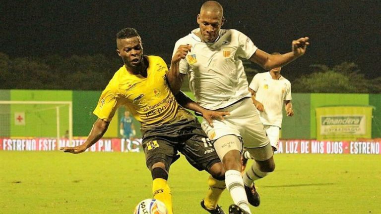 Yuber Asprilla (i), durante un juego con Alianza Petrolera