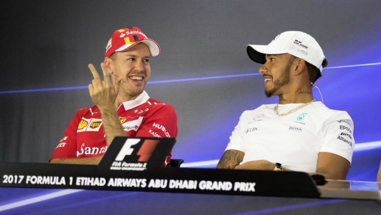 Vettel (i) y Hamilton (d) ofrecen una conferencia en el circuito de Yas Marina