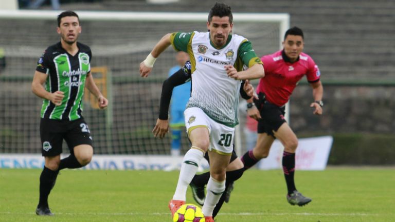 Francisco Pizarro controla el balón en un juego con Potros UAEM