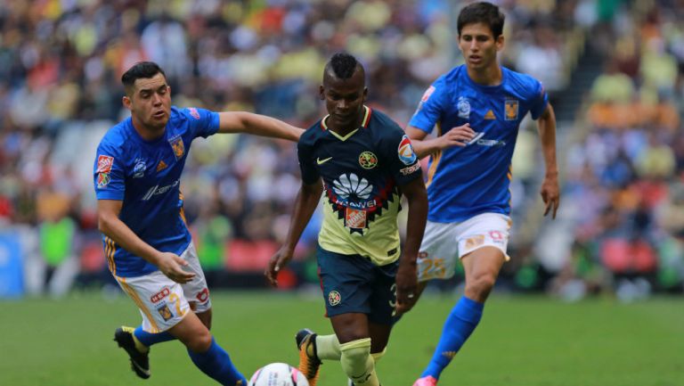 Quintero controla el balón en el juego frente a Tigres del A2017