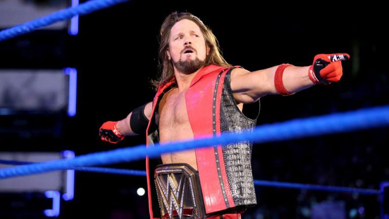 AJ Styles hace su entrada en SmackDown Live