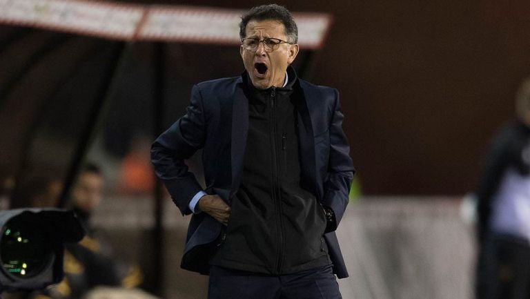 Juan Carlos Osorio, molesto en un partido con el Tri