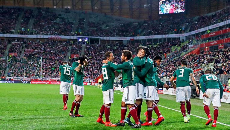 La Selección Mexicana festeja el gol contra Polonia