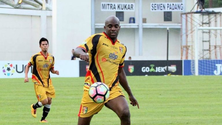 Sissoko controla el balón en un juego con el Mitra Kukar